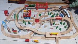 Bandits & Angels Holzeisenbahn-Set, 130-teilig mit Bahnhof, ab 3 Jahren, für Jungen und Mädchen – Eisenbahnset mit 130 Teilen und 2 Holzzügen – Kindereisenbahn mit Zubehör Kunden-Foto 2