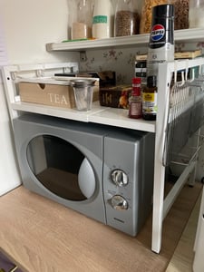 Ausziehbarer Mikrowellenständer mit 6 Haken – 2-stöckig, höhen- und 40-64cm längenverstellbar – Gewürzregal, Mikrowellenhalterung in Weiß Kunden-Foto 1