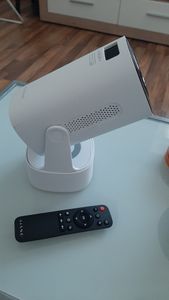 Kiano Vision Projektor Tragbarer Beamer | 1280 x 720 HD | Smart TV | Android 11 | Externer Akku | HDMI USB Kunden-Foto 1