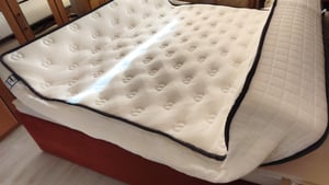 DEWINNER Matratze 160 x 200 cm, Matratze aus Memory-Schaum mit hoher Dichte, mittlere Härte, Dicke 25 cm, hypoallergen, isolierter Schlaf, 7 Zonen Kunden-Foto 13