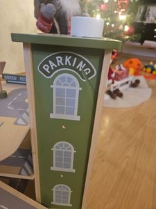 Bandits & Angels – Spielzeuggarage aus Holz: Banditenparken mit 3 Etagen und Aufzug – inklusive 4 Autos – Spielzeuggarage aus Holz Kunden-Foto 1