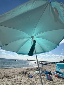 Kingsleeve® Sonnenschirm UV 50+ Tragetasche groß Strandschirm wasserabweisend neigbar höhenverstellbar Erdspieß Balkon Strand Rund Gartenschirm Beige Kunden-Foto 1