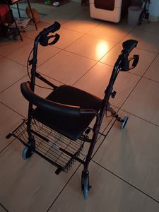 Clinicalfy Rollator pieghevole Deambulatore Freni a mano 4 ruote Sedile e schienale Bordeaux TURIA Foto del cliente 1