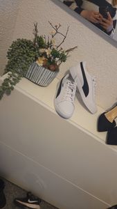 PUMA Smash v2 Leder Sneaker Damen puma white/puma black 40.5 Kunden-Foto 1