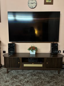 Szafka pod telewizor Merax wykonana z rattanu w stylu wiejskiego domu, niska szafka pod telewizor z przesuwanymi drzwiami i szufladami, podstawa pod telewizor do 70 cali z nóżkami z litego drewna, natura Zdjęcie produktu od klienta nr 1