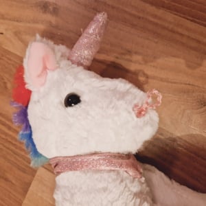 Einhorn 21 cm weiss mit Regenbogen Mähne Kuscheltier bunt Kunden-Foto 1