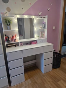 Toaletní stolek VASAGLE s napájecí lištou, žárovkami, 3 barvami světla, posuvnými lištami bez použití nářadí Fotografie od zákazníka č. 5