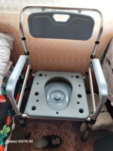 Yakimz Toilettenstuhl Duschhocker & -sitze Nachtstuhl Antirutschenden Rückenlehneund Deckel Toilettenhilfe Kunden-Foto 1