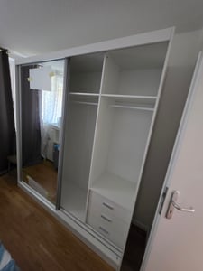 Schwebetürenschrank Kleiderschrank Schrank 203cm Weiß/Weiß semigloss mit Spiegel und Zierleisten Pola 35 Kunden-Foto 9