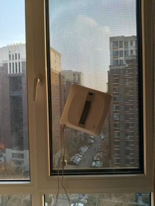 INSE Fensterputzroboter 8000 Pa, automatischer Fensterreiniger mit Wassertank, 4 Sprühdüsen, Lasersensoren, App für Fenster Glas Dusche Kunden-Foto 6