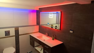 WISFOR LED Badspiegel mit Bluetooth Lautsprecher, 120×60cm RGB Wandspiegel Badezimmerspiegel mit Beleuchtung dimmbar Beschlagfrei Touchschalter Kunden-Foto 1