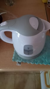 Aigostar- Klein Wasserkocher 1 L, 1100W, Mini Wasserkocher für Schlafzimmer, Reisen, Camping, Abnehmbarer Filter, Braun Kunden-Foto 1