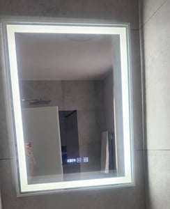 Puluomis Badspiegel 50x70 beschlagfrei mit 3 Farbe Beleuchtung, dimmbare Helligkeit, Badezimmerspiegel mit Digitaluhr, Temperatur silbern Kunden-Foto 4