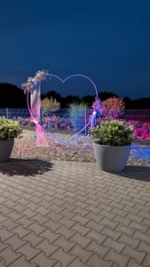 Arco de boda WISFOR, forma de corazón, 2,2 metros, arco de metal para flores y globos, color blanco Foto del cliente 3
