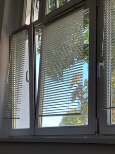 SONELLO Aluminium Jalousie 60cm x 100cm Creme Alu Jalousie Klemmfix ohne Bohren Sichtschutz Blendschutz Lichtschutz Sonnenschutz für Fenster und Türen Kunden-Foto 1