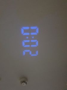MODFU Projektionswecker, 3 Projektionshelligkeit, Led Digital Wecker mit Projektion 180 °, Radiowecker mit USB-Anschluss LED-Anzeige Snooze Dual-Alarm Kunden-Foto 2
