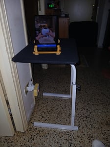 Výškovo Nastaviteľný Stôl Stolík Na Notebook 71–90 Cm Na Kolieskach Doska 60 X 40 Cm Pre Pohodlnú Prácu V Sede Aj V Stoje Fotografia od zákazníka č. 1