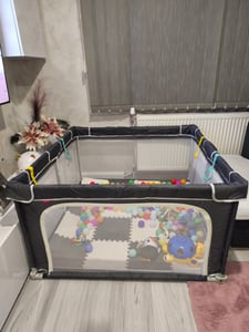 COSTWAY 124 x 124cm Baby Laufstall klappbar, tragbarer Laufgitter mit 50 Bälle, 4 Griffe, Verriegelungsfunktion, Krabbelgitter mit Netzwänden & Tür, Laufgitterzelt für Säuglinge & Kinder (Dunkelgrau) Kunden-Foto 2