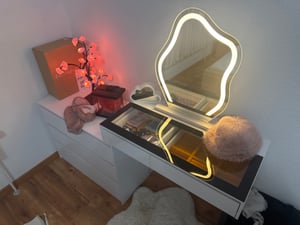 BROTTAR weißer Schminkkommode mit verstellbarem LED-Spiegel, 5 Schubladen, Glasplatte, abnehmbarer Spiegel, für Schlafzimmer & Ankleidezimmer, Weiß Kunden-Foto 2