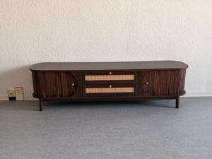 Merax TV-Schrank mit  2 Schubladen und 2 Bogenschiebetüren, Lowboard mit Rattan-Geflecht, Breite 170cm, Walnuss Kunden-Foto 1
