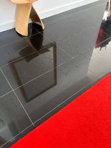 Hinterlässt Wasser-Pfützen auf dem Boden