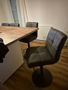 Hela Tische, 2er Set Barhocker Hocker LENI -Bezug Microfaser Anthrazit -360° drehbar, höhenverstellbar -Komfortsitz Federkorb -Trompetenfuß Schwarz Kunden-Foto 1