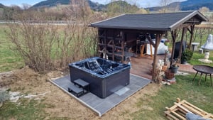 HOME DELUXE - Vasca idromassaggio da esterno in MARMO NERO inkl. Treppe e Thermoabdeckung Foto del cliente 2
