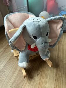 SPIELWERK® Licorne à Bascule en Bois avec étriers, selle et poignée - Cheval à Bascule rose en Peluche Jouet enfant 3 ans Balancelle Rocking chair fauteuil enfant avec fonction sonore Photo du client 1