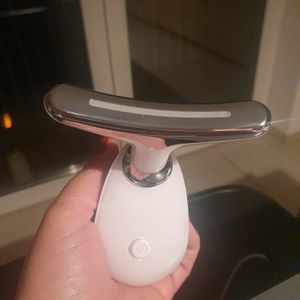 Nacken-Anti-Falten-Gesichtsschönheitsgerät 3 Modi  zum Anheben und Straffen des Massagegeräts, elektrische LED-Photonen-Gesichtstherapie, Mikrostrom-Faltenentferner (Weiß) Kunden-Foto 2