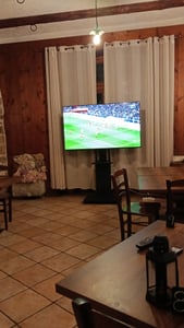 WISFOR TV Bodenständer TV Ständer Rollbar, 90° schwenkbar TV Standfuß, Höhenverstellbar, mit 2 Ablagen für 32” to 65” Max. VESA 600x400 mm Kunden-Foto 1