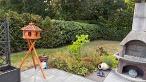 Vogelhaus aus Holz mit Ständer, 1,37 m hoch, 3 Gauben, Futterdosierung Kunden-Foto 1
