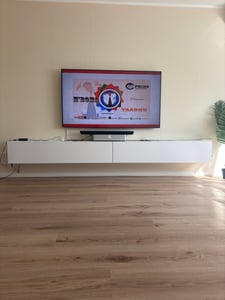 Lavagna TV 140 cm di larghezza KASCHMIR Mobile TV sospeso o in piedi Lavagna sospesa Mobile per soggiorno Armadio a muro MATT Foto del cliente 3