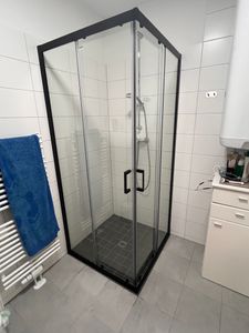 Cabina doccia 90x90 MARWELL Factory 90x90x200 cm - doccia ad angolo Doccia con telaio in alluminio opaco nero - con porta scorrevole Foto del cliente 1