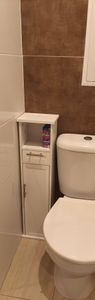 Relaxdays Vrijstaande toiletrolhouder met 2 vakken, badkamerplank, breedte x hoogte x diepte: 77x18,5x17,5 cm, toiletpapierkast, wit/zilver Klantenfoto 2