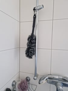 Spugna da doccia XL nera con manico lungo 50 x 12 cm, da appendere, spazzola da doccia, spugna per la schiena, spugna da bagno Foto del cliente 1