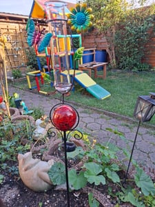 Regenmesser mit LED Beleuchtung für den Garten, 2-in-1 Funktion, Metall-Erdspieß, farbige Glaskugel in Bruchglas-Optik, Niederschlagsmesser aus Glas (rot mit Schmetterling und Blume) Kunden-Foto 1