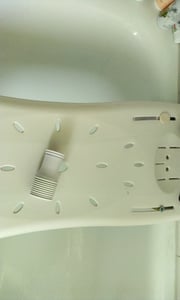 YARDIN Bath Board 70cm sedátko do vany pro seniory s černým madlem a zásobníkem na mýdlo, nastavitelné sedátko do vany pro dospělé do max. 150 kg Fotografie od zákazníka č. 1