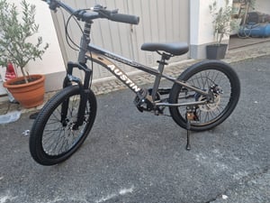 Buxibo - Bicicleta Austin - Bicicleta de montaña para niños - Marco de acero - 20 pulgadas - Negra Foto del cliente 1