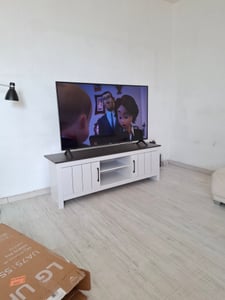 Mobile TV in legno COSTWAY, supporto per TV fino a 65 pollici, tavolo TV con armadi e ripiani aperti, mobile TV basso per soggiorno e camera da letto, 145 x 40 x 50 cm (bianco + marrone) Foto del cliente 1