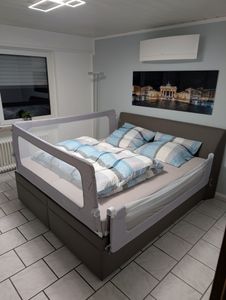 Bettizia 3x barrières de lit pour enfants Barrière de lit pour enfants Barrière de lit pour bébé Rabattable Réglable en hauteur Protection antichute pour lit familial et lit d'enfant (2x200cm+1x180cm) Photo du client 1