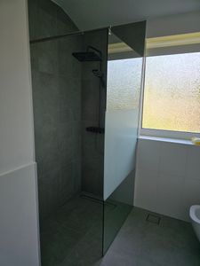 Mai & Mai 140x200cm Walk-In Dusche Duschwand für Dusche Duschabtrennung ESG-Sicherheitsglas 8mm NANO Glas BRAM1 Bremen1K Kunden-Foto 1