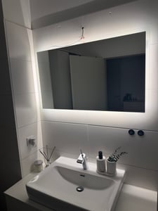 EMKE LED Badspiegel 100x60cm mit Beleuchtung & Antibeschlag, Wandspiegel mit Mechanischem Schalter Badezimmerspiegel 3000K/6500K Lichtfarben Kunden-Foto 3