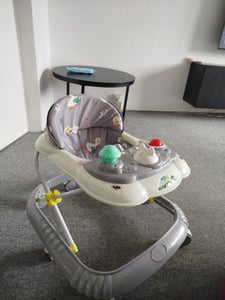 4in1 Babywalker pliable Trotteur avec musique et table de jeu réglable en hauteur Gris Photo du client 2