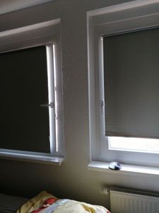 Grandekor Verdunklungsrollo ohne Bohren & mit Bohren Schwarz 110x230cm Verdunkelungsrollo Klemmfix Rollos für Fenster ohne Bohren Kunden-Foto 2
