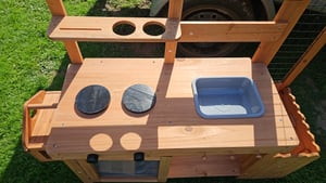COSTWAY, cocina de juguete para niños, ideal para exteriores, con jaula para pájaros, maceta, enrejado, fregadero, estufa y 14 accesorios. Cocina de juego para niños a partir de 3 años Foto del cliente 2