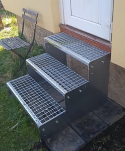 3 Stufen Standtreppe Modell 2 freistehend  verzinkt Treppe Stahltreppe Tritthöhe 18 cm Breite 70 cm Höhe  54 cm ohne Geländer Kunden-Foto 2