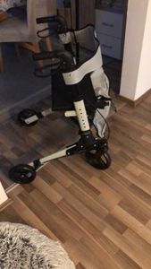 AREBOS Ľahký hliníkový rolátor | Skladací cestovný rolátor so 6 polohami nastavenia výšky | s držiakom na palicu a nákupnou taškou | Pomôcka na chôdzu sivá Fotografia od zákazníka č. 3
