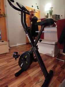 Zipro Heimtrainer Fahrrad Boost Gold – Magnetisches Fitnessbike bis 120kg Belastbar Leiser Hometrainer mit Pulsmessung, Flaschenhalter Handtuchhalter Kunden-Foto 1