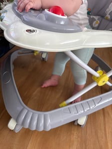 4in1 Babywalker pliable Trotteur avec musique et table de jeu réglable en hauteur Gris Photo du client 1