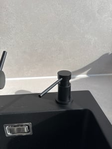CECIPA Einbau Seifenspender Küche 300ml, 360° Drehbar Spülmittelspender für Küchenspüle, Mit 1,2m Verlängerungsschlauch, Schwarz Kunden-Foto 1